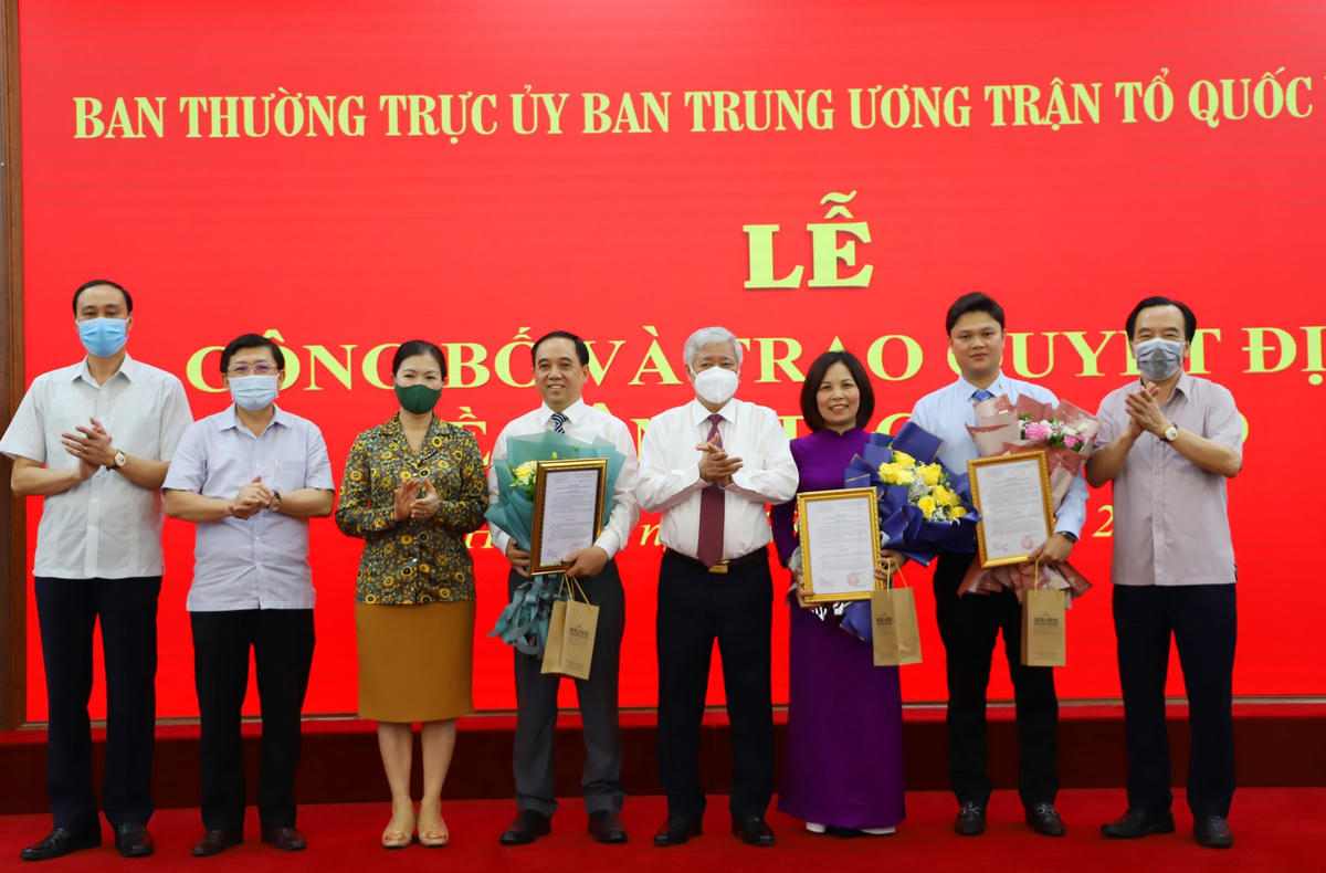Ban Thường trực UBTƯ MTTQ Việt Nam chúc mừng các công chức được bổ nhiệm.