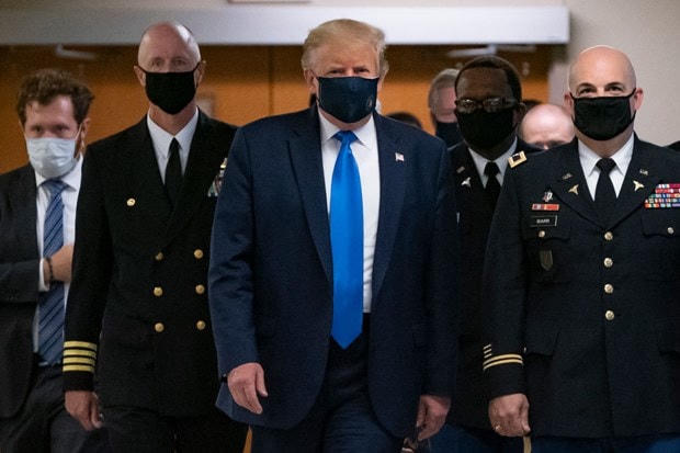 Ông Trump đeo khẩu trang khi tới bệnh viện quân y Walter Reed. (Nguồn: Getty Images).