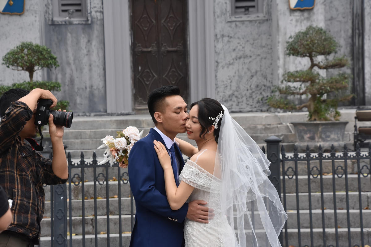 Một cặp đôi chụp ảnh cưới tại nhà thờ...