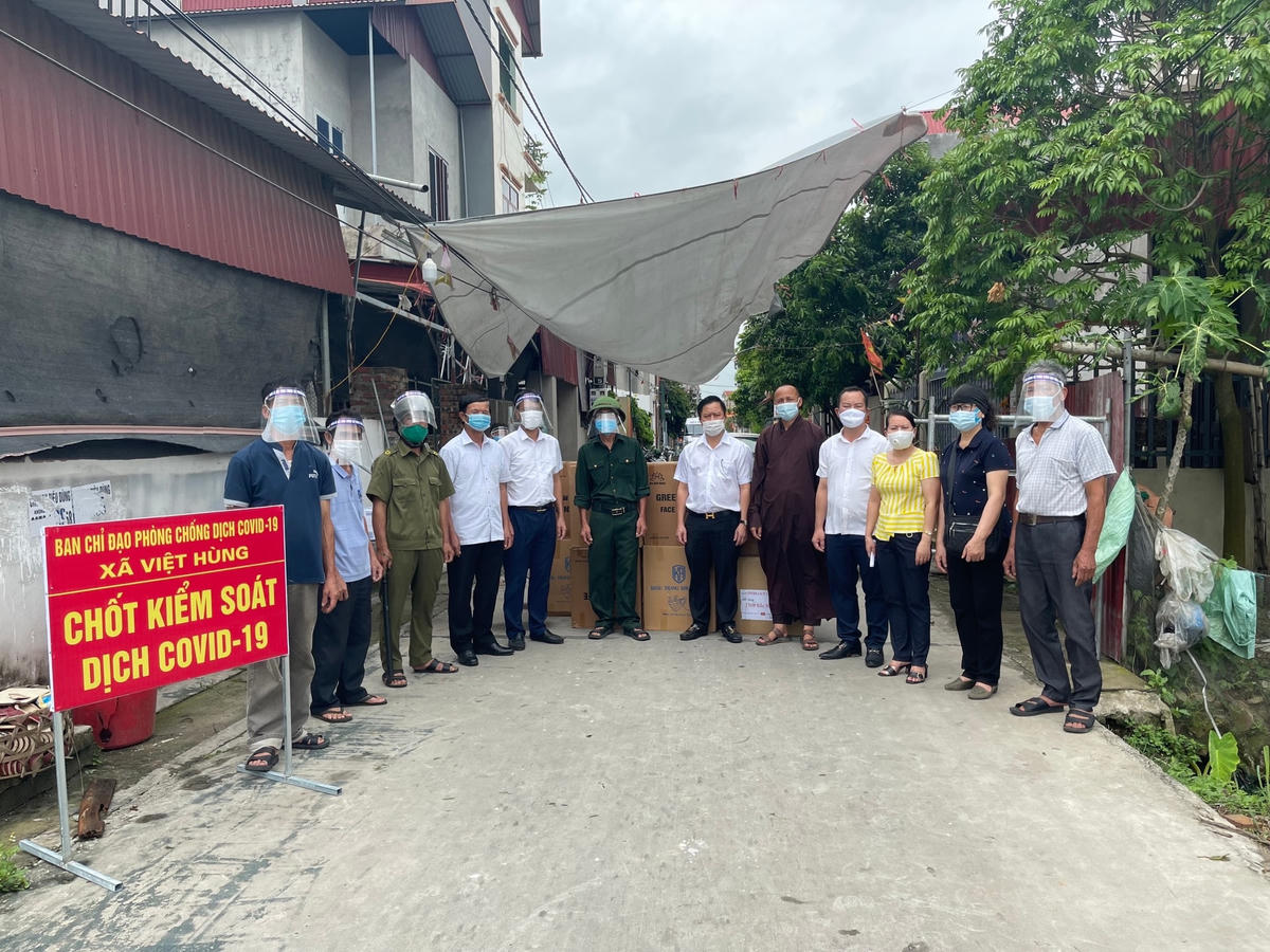 Đại diện Ủy ban MTTQ tỉnh Bắc Ninh thăm, tặng quà chốt kiểm dịch xã Việt Hùng, huyện Quế Võ.