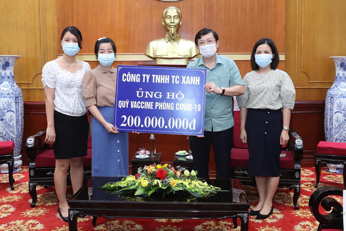 Tiếp nhận ủng hộ từ Công ty TNHH TC xanh ủng hộ số tiền 200 triệu đồng.
