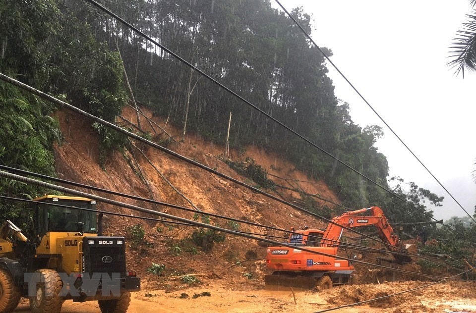 Các đơn vị thi công đưa các phương tiện, máy móc khẩn trương xử lý khu vực sạt lở trên Quốc lộ 2, đoạn từ thành phố Hà Giang đi huyện Vị Xuyên. (Ảnh: Minh Tâm/TTXVN).
