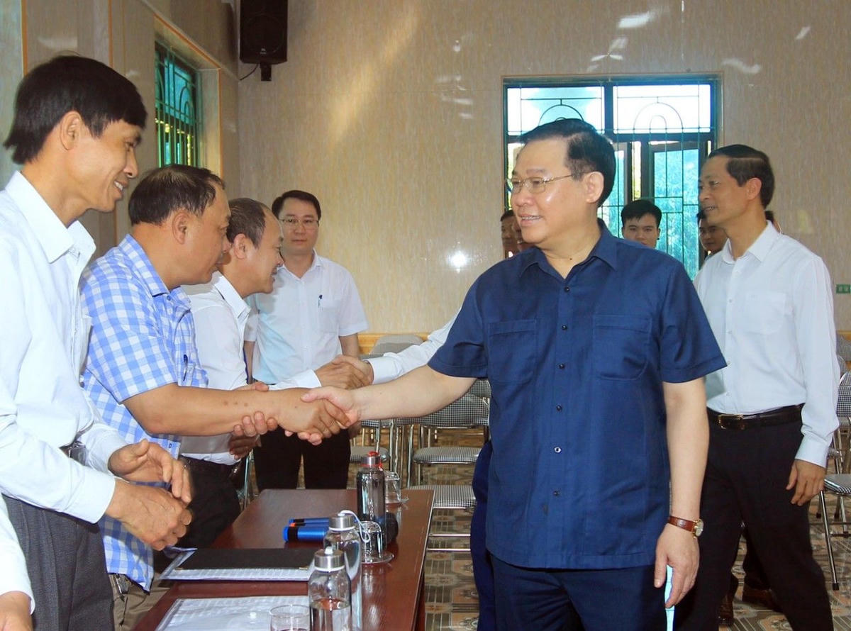 Chủ tịch QH Vương Đình Huệ kiểm tra công tác tổ chức bầu cử tại huyện Tiên Lãng, TP Hải Phòng.