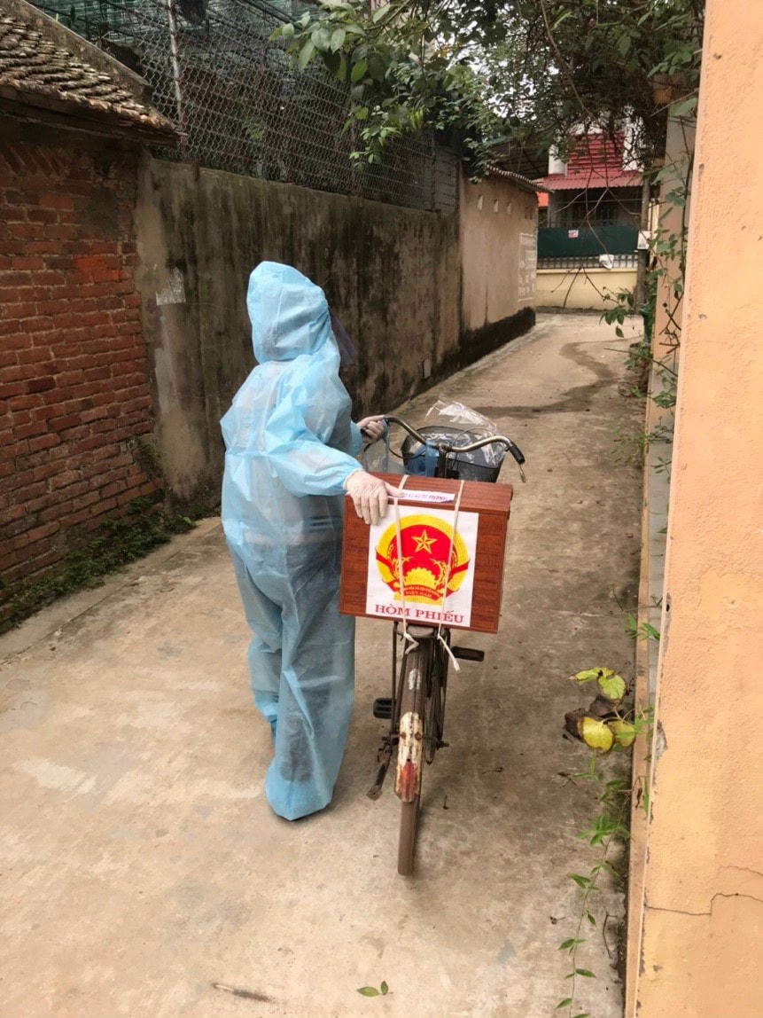 Hòm phiếu được vận chuyển lưu động đến từng nhà dân, đảm bảo an toàn trong quá trình bầu cử.