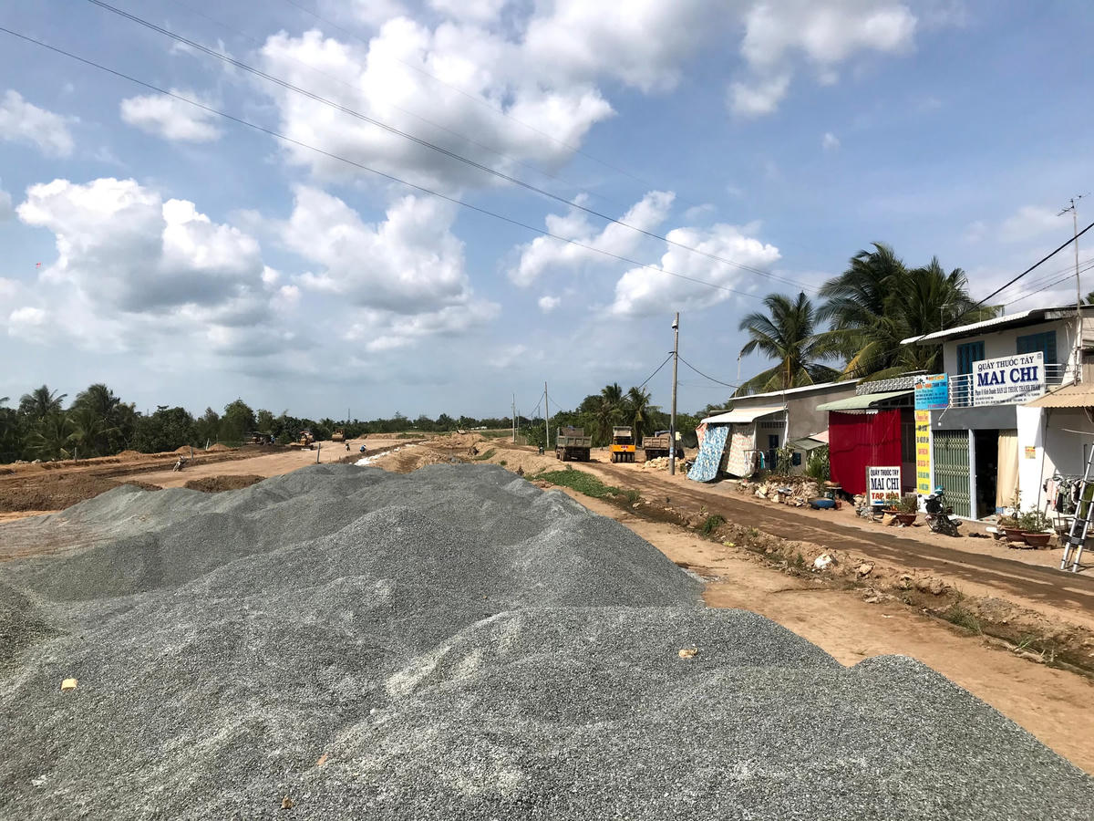 Thi công dự án cao tốc Trung Lương-Mỹ Thuận.