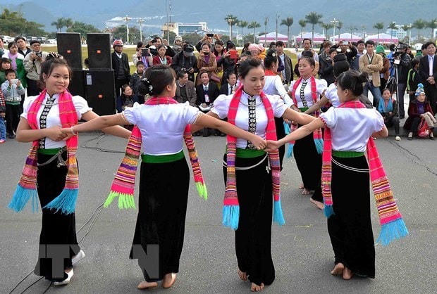 Múa xòe dân tộc Thái Yên Bái. (Ảnh: Thanh Hà/TTXVN).