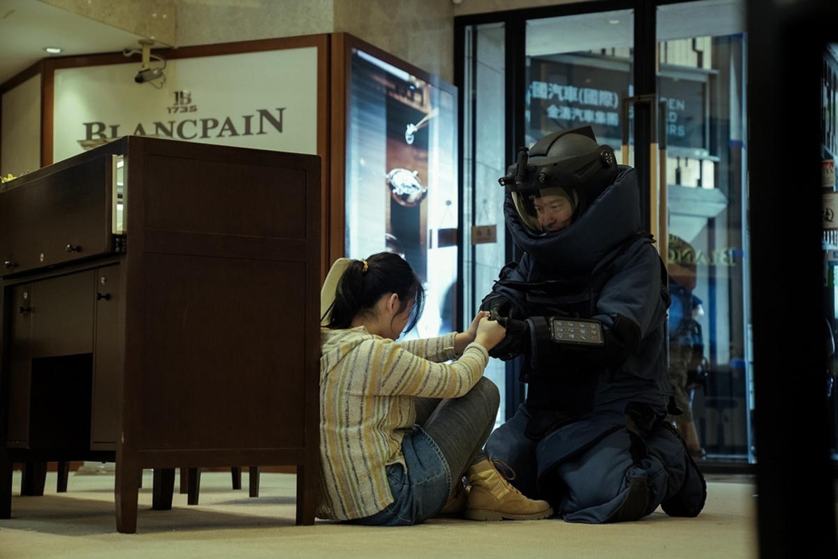 Một phân cảnh trong bộ phim Sóng dữ 2 có sự xuất hiện của tài tử Lưu Đức Hoa. Photo: Handout.