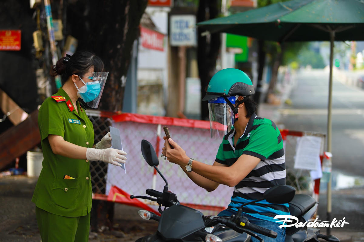 [ẢNH] TP HCM kiểm tra mã QR tại các chốt trở lại