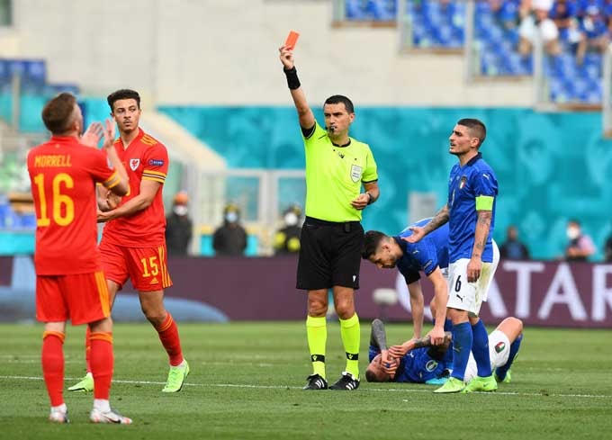 Trọng tài rút thẻ đỏ với Ampadu.