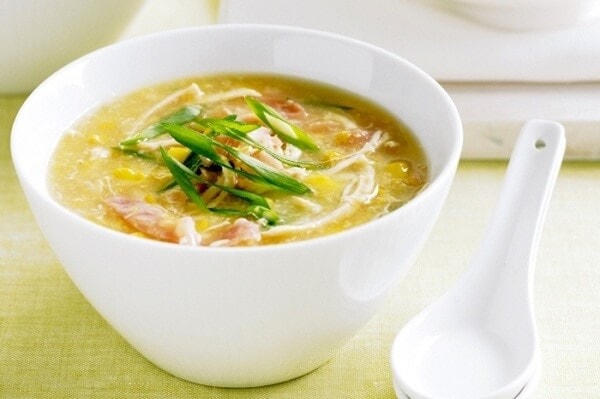 Súp gà là một món ăn nhẹ bụng nhưng đầy dưỡng chất.