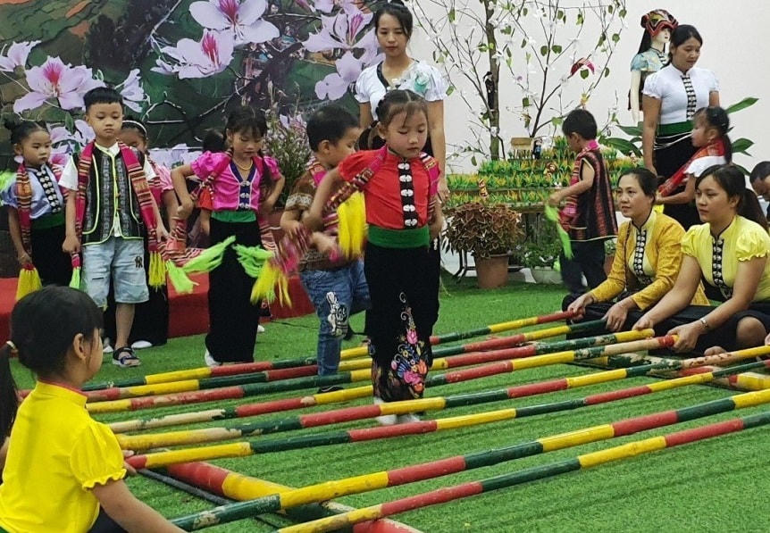 Các em nhỏ tham gia hoạt động văn nghệ tại địa phương.