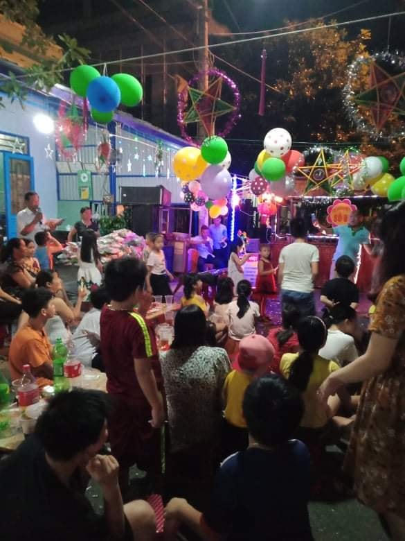 Rất đông người dân dừng xe xem múa lân.