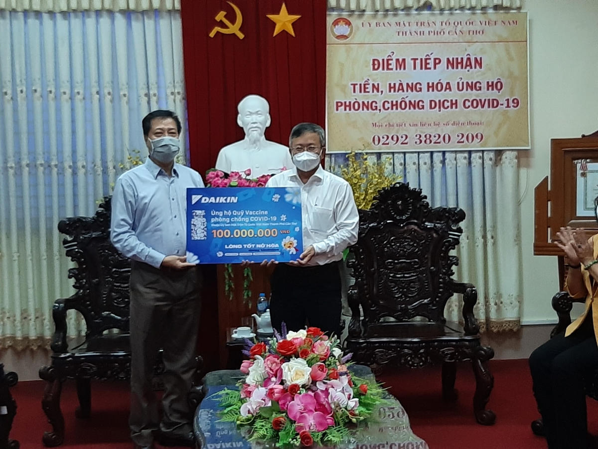 Đại diện lãnh đoạ tập đoàn Daikin trao tiền ủng hộ quỹ Vaccine phòng chống Covid-19.