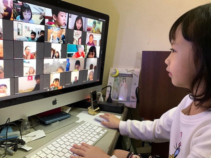 Cần tạo hứng thú cho học sinh khi ngồi học trực tuyến.