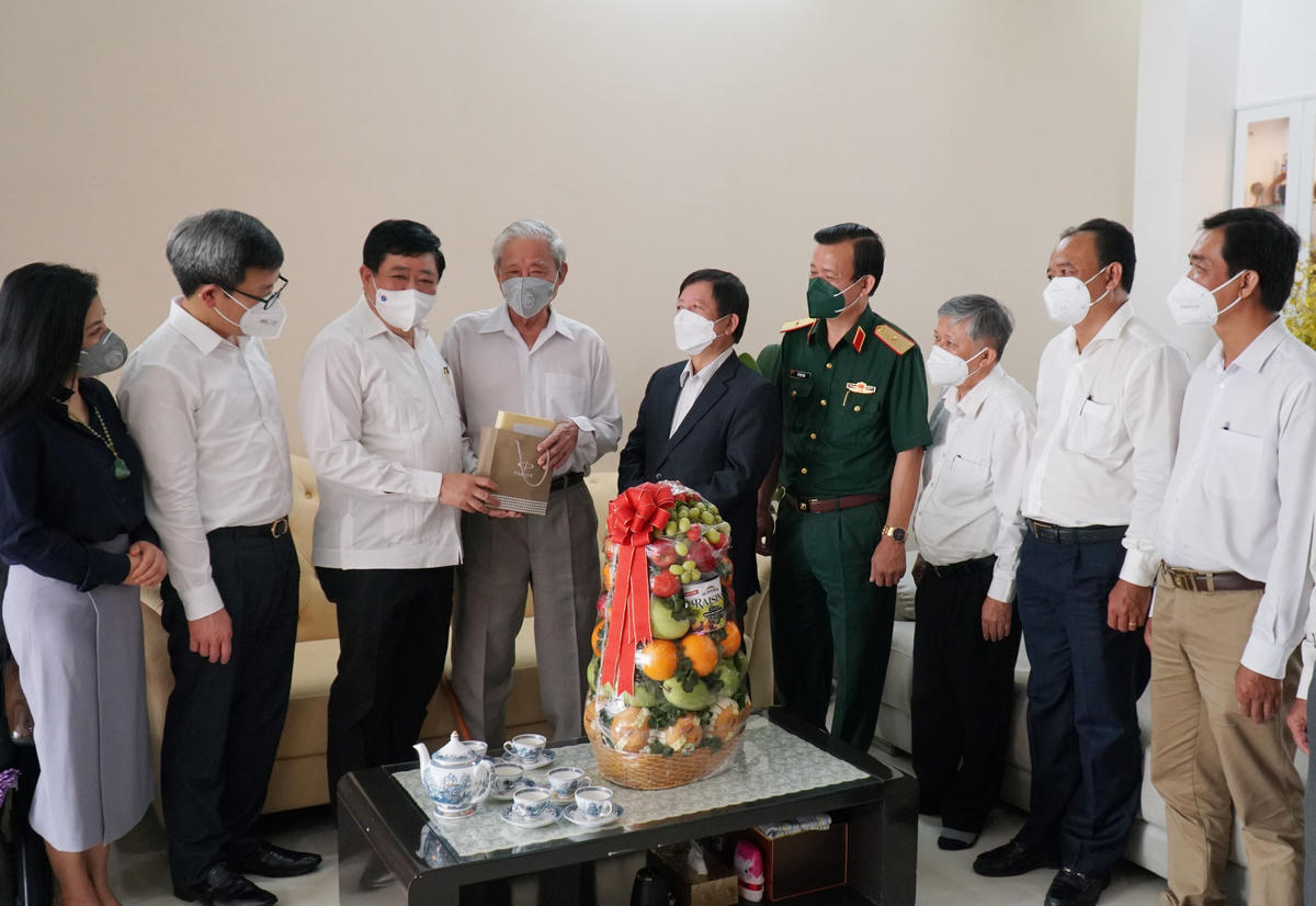 Đoàn đã đến thăm, tặng quà nhà báo Tăng Văn Lễ, nguyên Phó Giám đốc Đài Phát Thanh - Truyền hình tỉnh Hậu Giang.