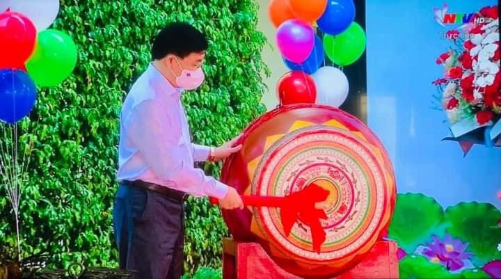 Ông Nguyễn Văn Thông, Phó Bí thư Thường trực Tỉnh ủy Nghệ An đánh trống khai giảng năm học 2021-2022.