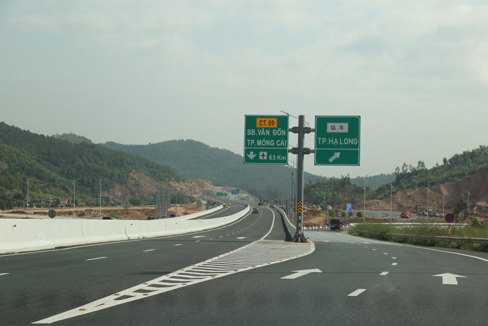 Đường cao tốc Hạ Long - Vân Đồn - Móng Cái.
