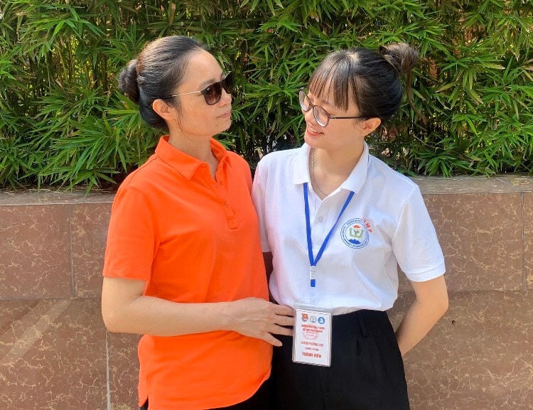 Sinh viên Hoàng Phương Linh cùng mẹ chụp ảnh kỷ niệm trước giờ lên đường. Ảnh: NVCC.