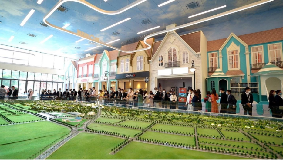 Khu vực sa bàn NovaWorld Phan Thiet thu hút nhiều khách tham quan và nhà đầu tư.