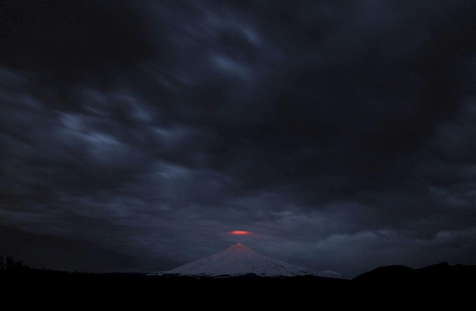 9. Bầu trời u ám che phủ núi lửa Villarria , Pucon, Chile, ngày 25 tháng 07 năm 2015. Ảnh Cristobal Saavedra / Reuters.​