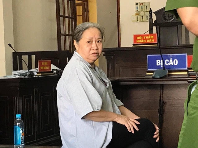 Bị cáo Thúy được thả tự do tại tòa.  