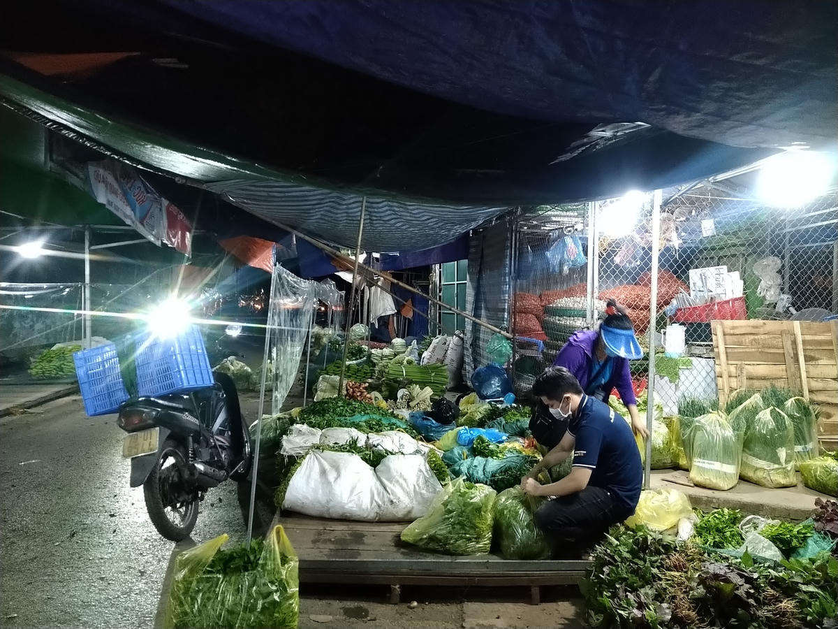 Mỗi gian hàng đều có tấm kinh chắn để đảm bảo khoảng cách giữa người mua và người bán hàng.