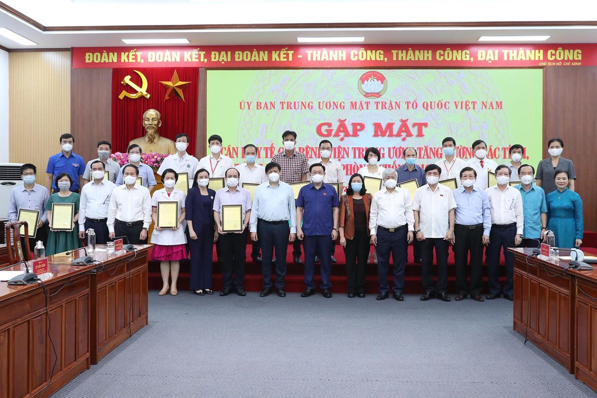 Chủ tịch Quốc hội Vương Đình Huệ, Chủ tịch UBTƯ MTTQ Việt Nam Đỗ Văn Chiến, Trưởng ban Dân vận Trung ương Bùi Thị Minh Hoài chụp ảnh cùng các đại biểu dự Gặp mặt.