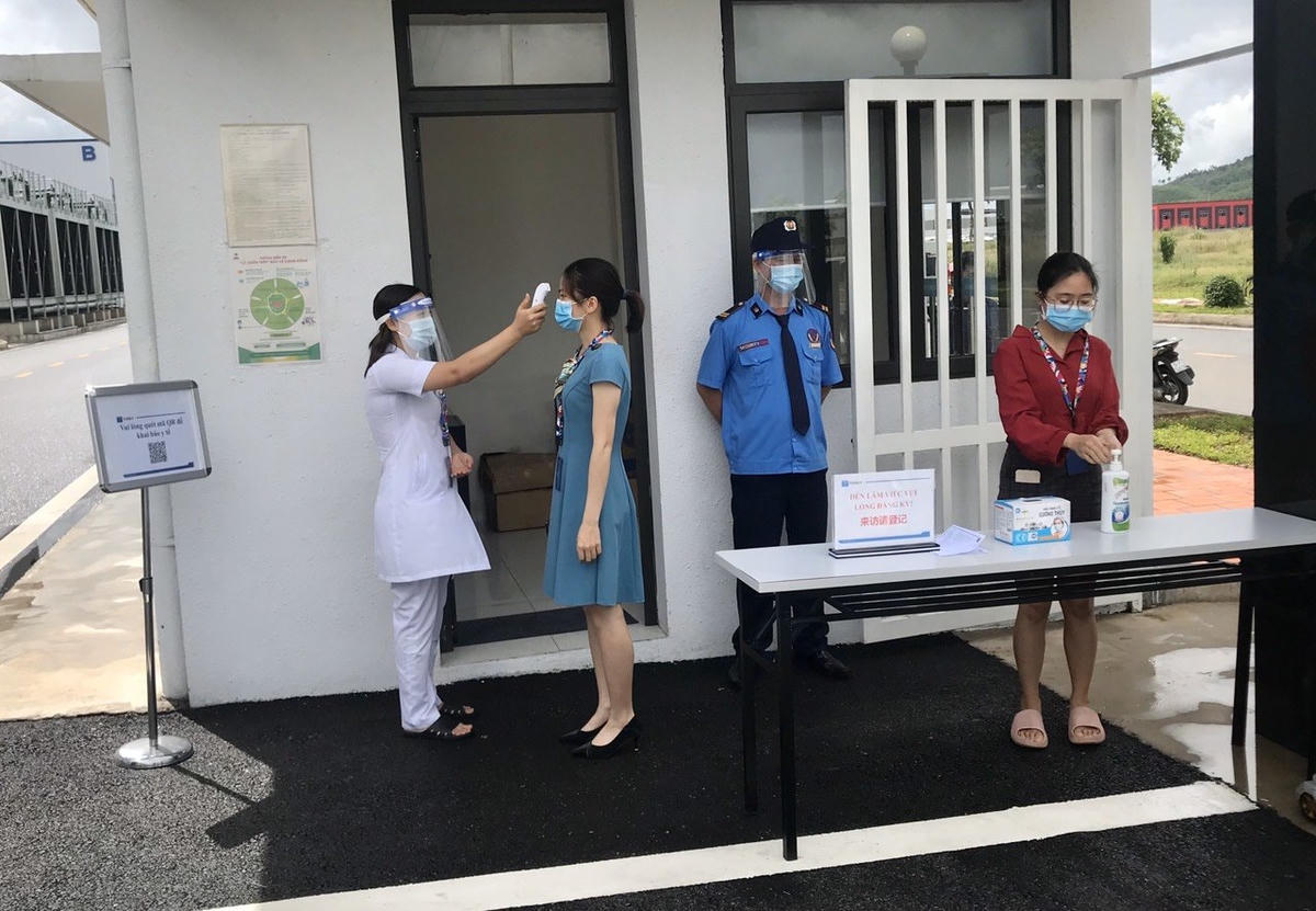 Công ty TNHH Kỹ thuật Điện tử Tonly Vietnam thực hiện đeo khẩu trang, sát khuẩn tay, đo thân nhiệt, khai báo y tế cho cán bộ, công nhân viên ngay từ cổng ra, vào.