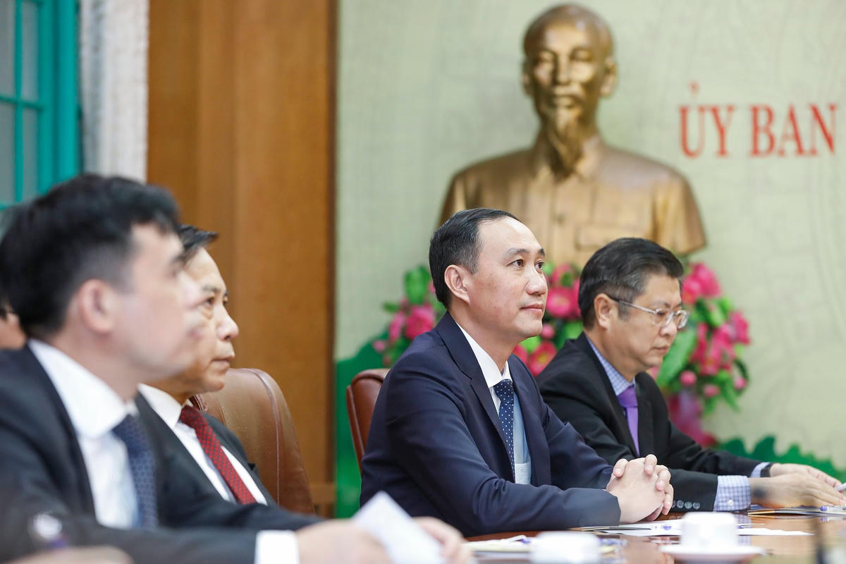Phó Chủ tịch UBTƯ MTTQ Việt Nam Phùng Khánh Tài cùng các đại biểu tại cuộc điện đàm.