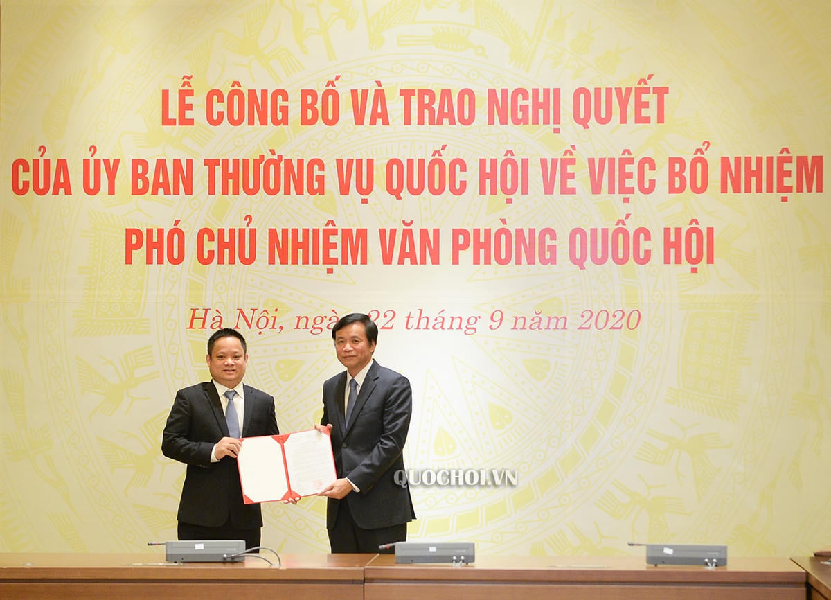  Tổng Thư ký Quốc hội, Chủ nhiệm Văn phòng Quốc hội Nguyễn Hạnh Phúc trao Nghị quyết số 1008/NQ-UBTVQH14 của Ủy ban Thường vụ Quốc hội cho đồng chí Vũ Minh Tuấn.