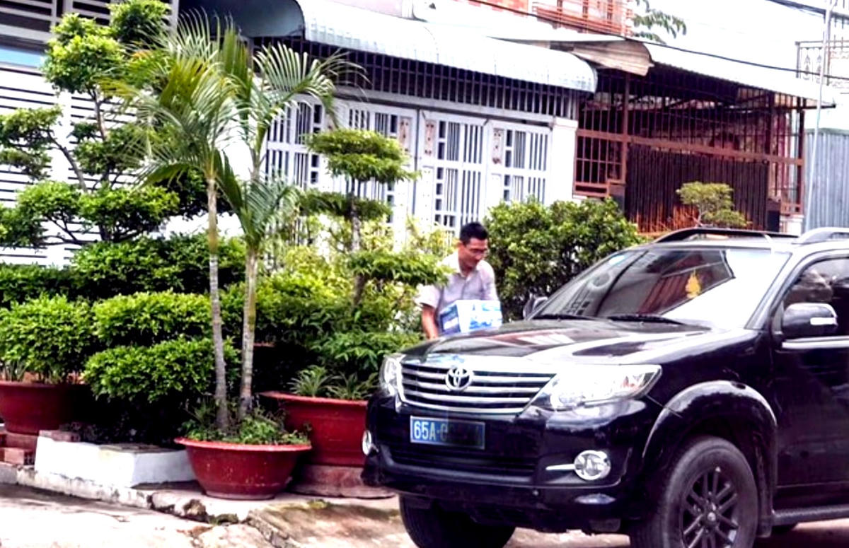 Lực lượng chức năng thu giữ tài liệu tại nhà ông Trứ.