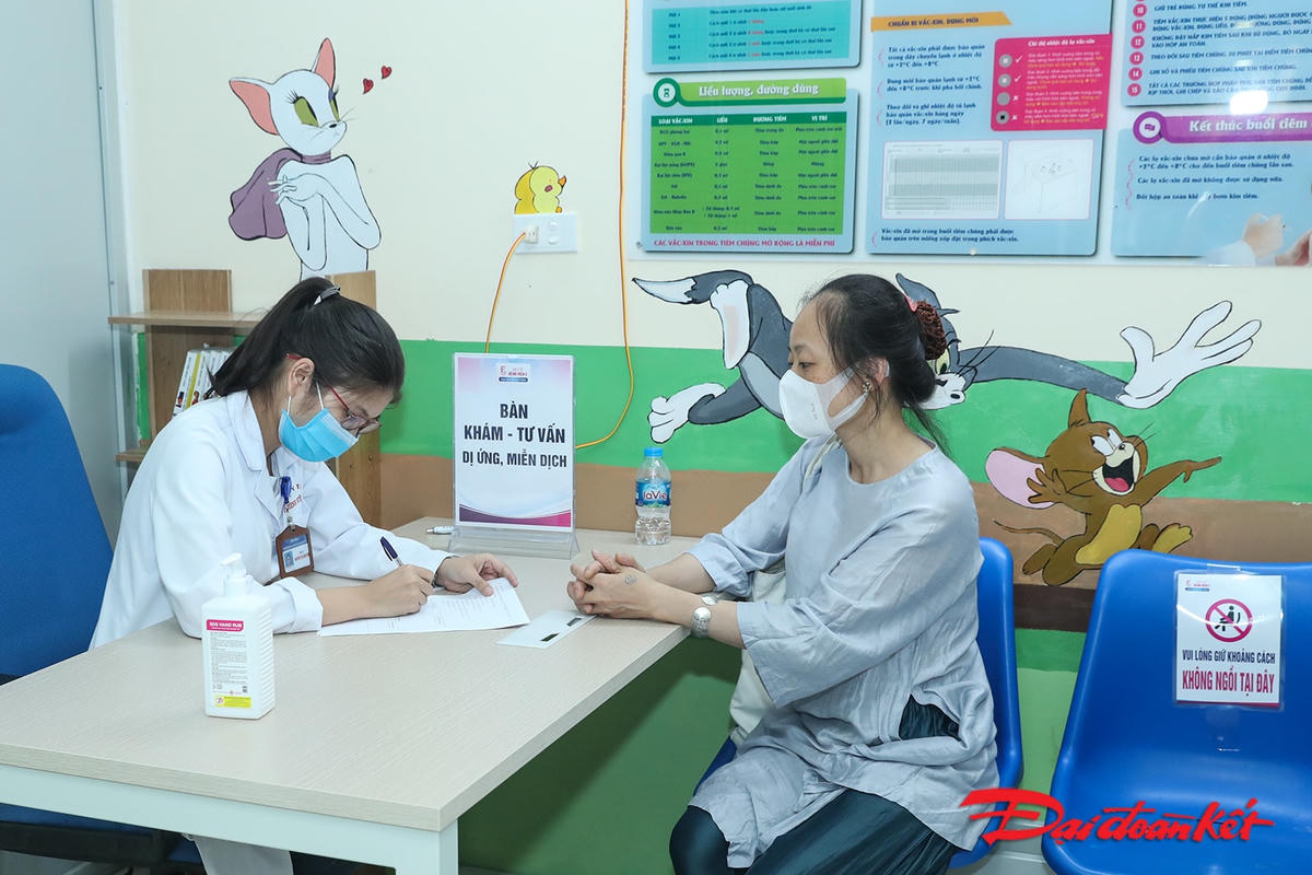 Người tham gia tiêm phòng đều được các bác sĩ, điều dưỡng tư vấn rất kỹ về tiêm phòng vaccine Covid-19.