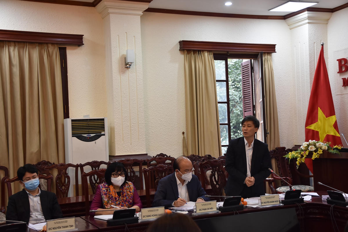 Các đại biểu thảo luận tại cuộc làm việc.