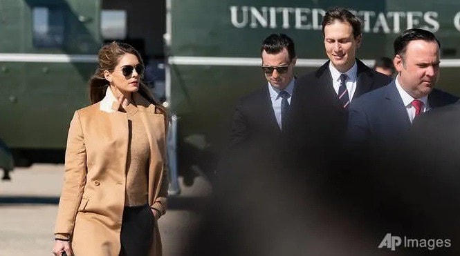 Bà Hope Hicks (trái) trong chuyến tháp tùng Tổng thống Trump hôm 30/9. (Ảnh: AP).  