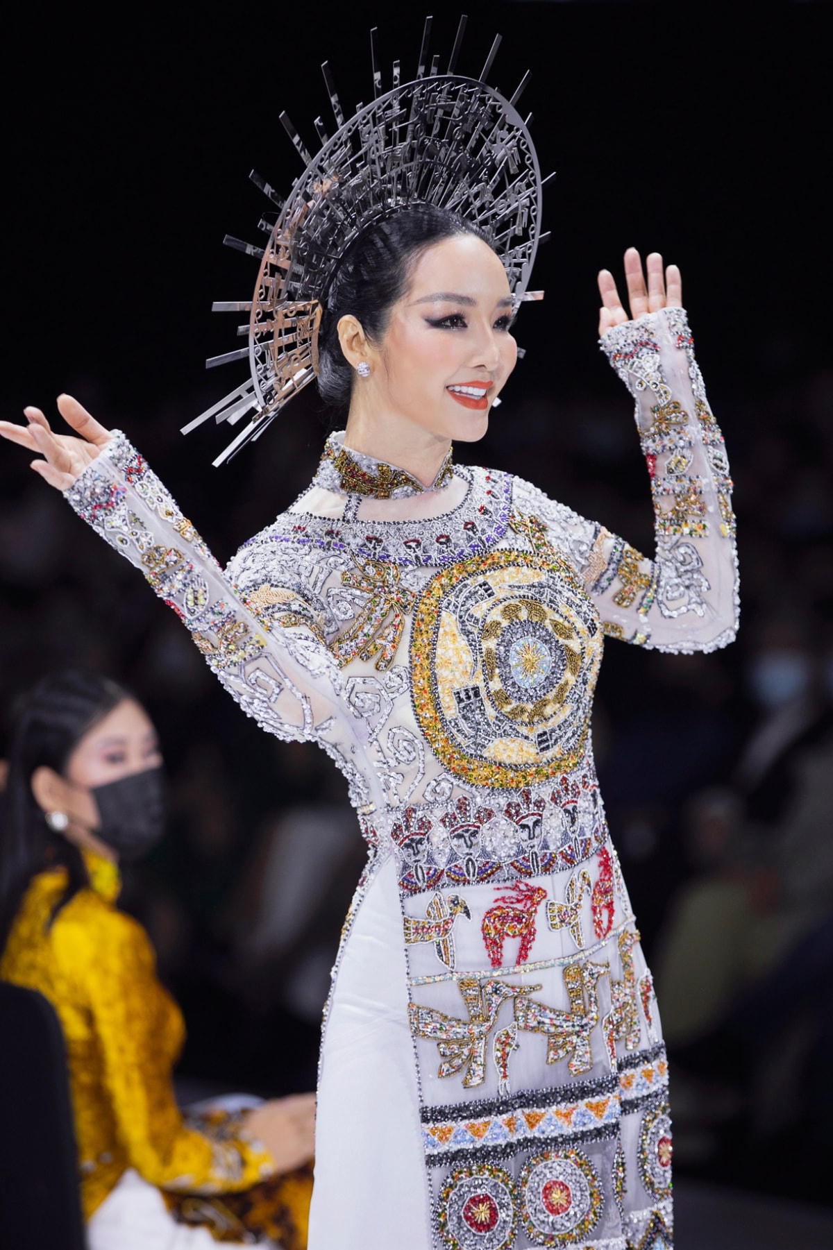 Hoa hậu đền Hùng - Giáng My mở màn show diễn bằng bộ trang phục có đính kết những họa tiết trống đồng chim lạc. Điều đặc biệt hơn là cô đã mang trên đầu một phụ kiện làm cho bộ trang phục thêm phần quý phái.  