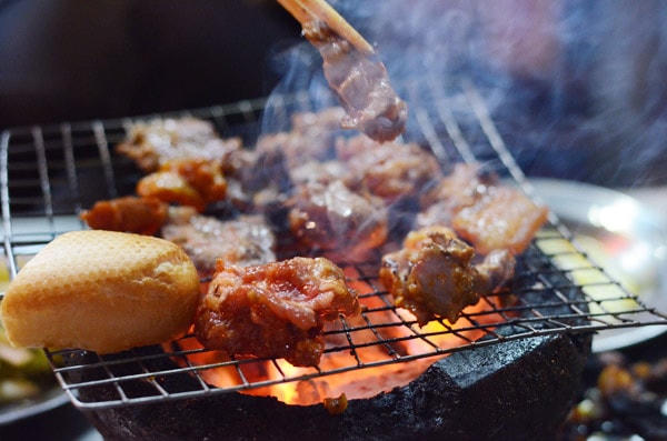 Hạn chế ăn đồ nướng bằng than hoa. (Ảnh minh hoạ).