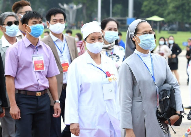 Đoàn 400 tấm gương sáng thầm lặng vì cộng đồng vào Lăng viếng Bác.