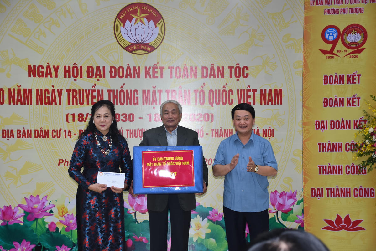 Phó Chủ tịch - Tổng Thư ký UBTƯ MTTQ Việt Nam Hầu A Lềnh tặng quà khu dân cư số 14.