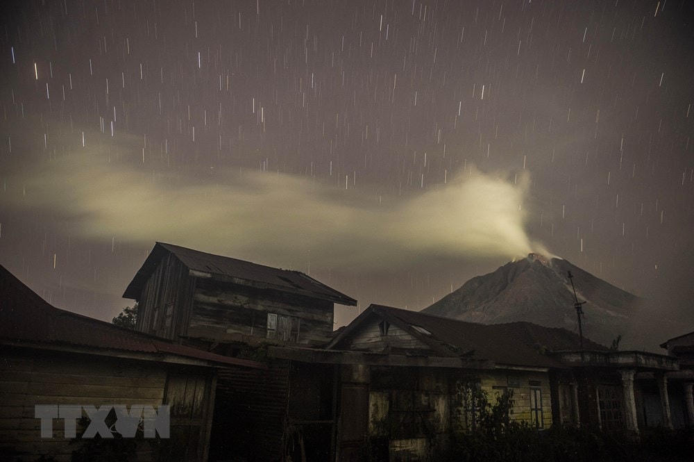Núi lửa Sinabung phun tro bụi tại huyện Karo, tỉnh Bắc Sumatra (Indonesia) ngày 14/5/2021. (Ảnh: THX/TTXVN).