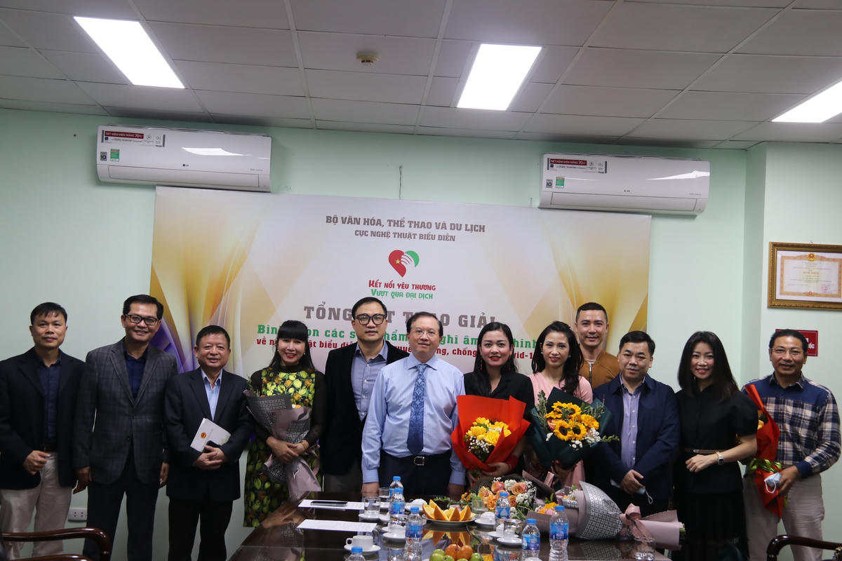 Các nghệ sĩ tham gia buổi lễ tổng kết và trao giải.