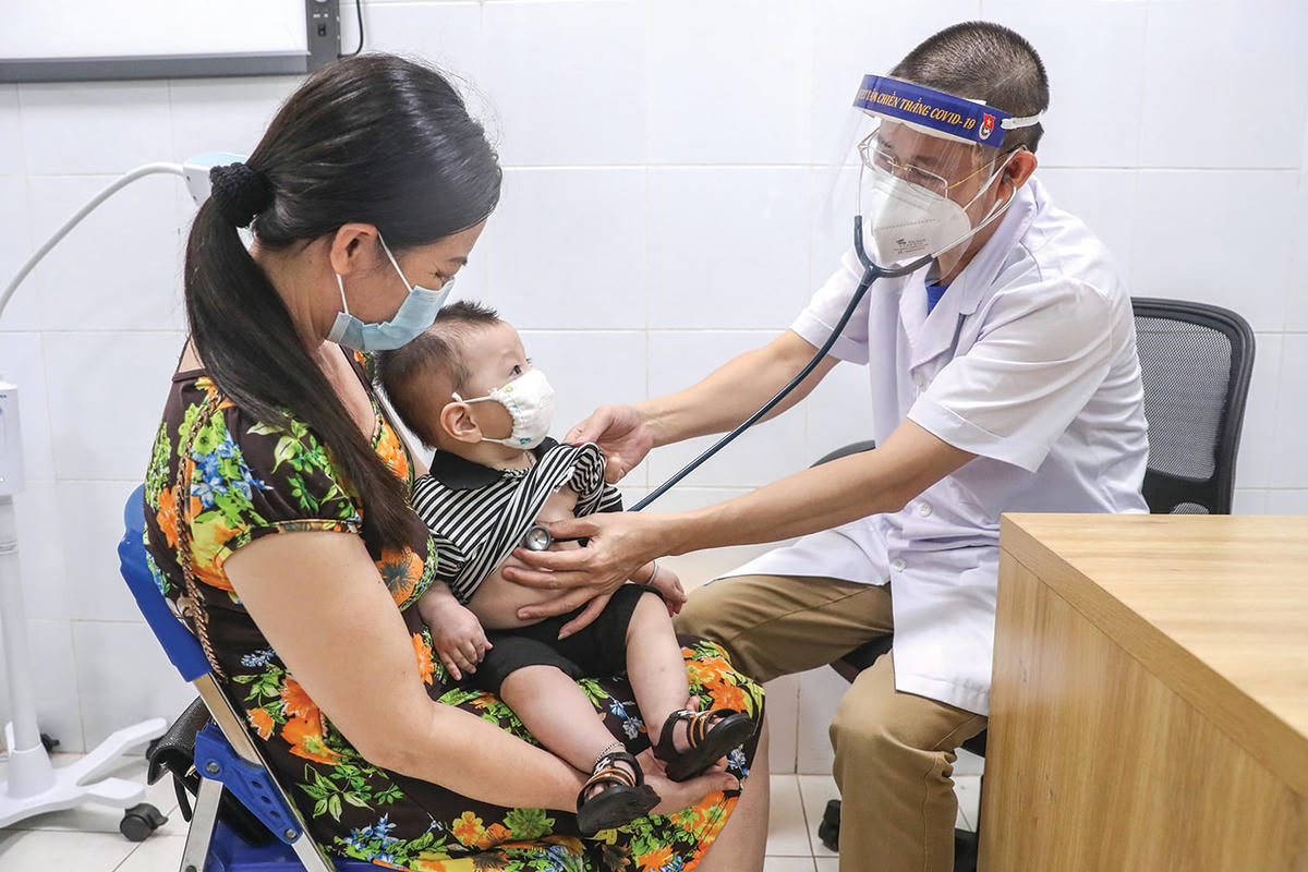 Bác sĩ khám bệnh cho bệnh nhân phải đảm bảo yêu cầu về phòng dịch.