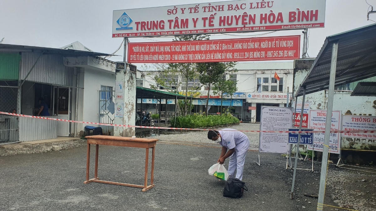 Trước đó 11/9 Trung tâm Y tế của huyện Hoà Bình bị phong toả vì xuất hiện F0. 