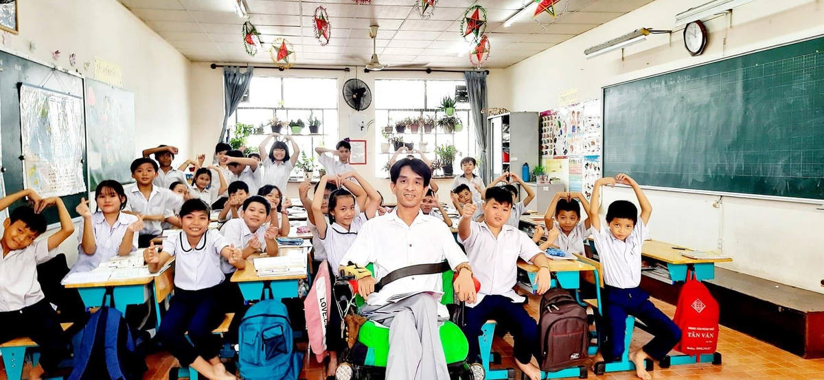 Thầy giáo xe lăn và các học sinh.