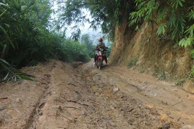 Con đường dẫn vào điểm trường nhiều đoạn trơn trượt.  