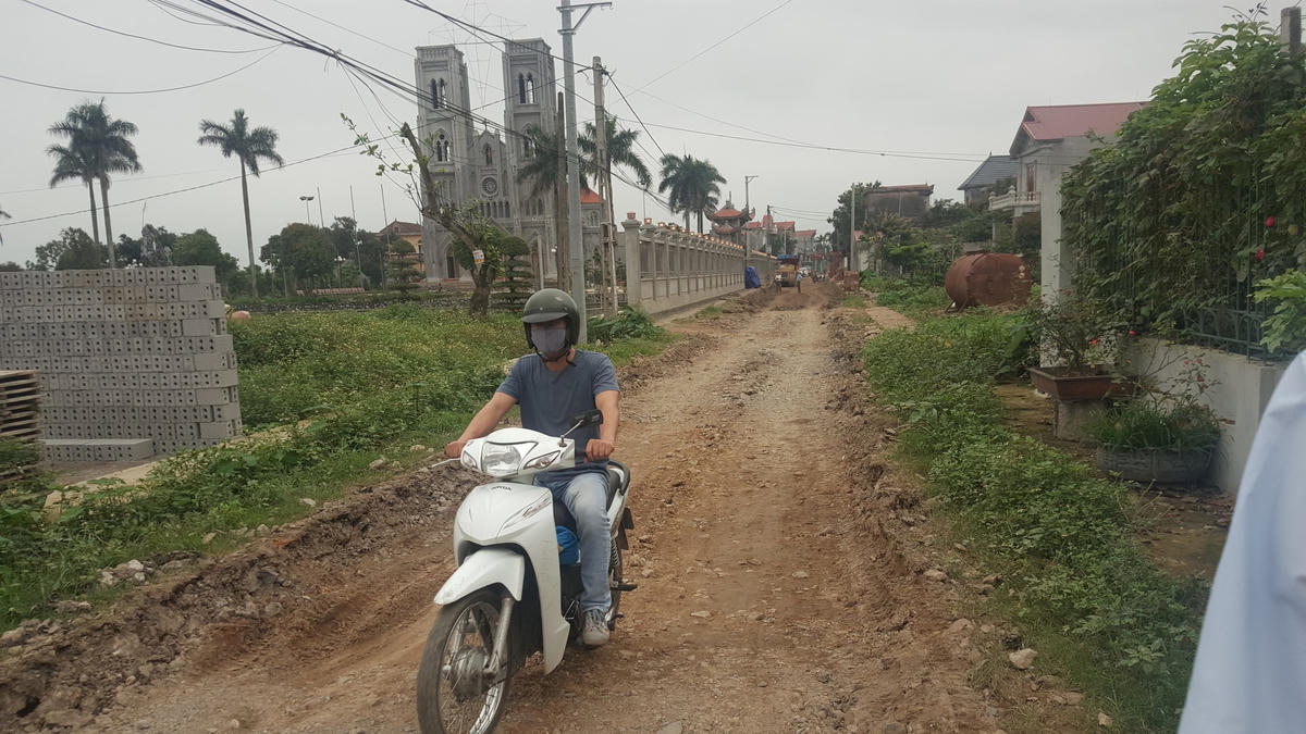 Theo ông Nguyễn Văn Bài, Chủ tịch UBND xã Tam Thanh, trước đây đường cũ chỉ rộng khoảng 5m, nay mở rộng thêm lên 7m nhằm đáp ứng tốt hơn nhu cầu đi lại, vận chuyển của người dân. Số nhà dân nằm dọc tuyến đường có đất, công trình thuộc diện phải giải phóng mặt bằng do vậy rất lớn. Riêng đoạn chạy qua địa bàn thôn Phú Thứ có khoảng 70 hộ. Trong đó, cổng, tường bao nhà thờ giáo xứ Phú Thứ dài trên 100m cũng thuộc diện phải giải phóng. Khó khăn lớn nhất của dự án là không có kinh phí đền bù giải phóng mặt bằng và không phải hộ dân nào cũng đồng thuận tháo dỡ công trình, hiến góp đất.