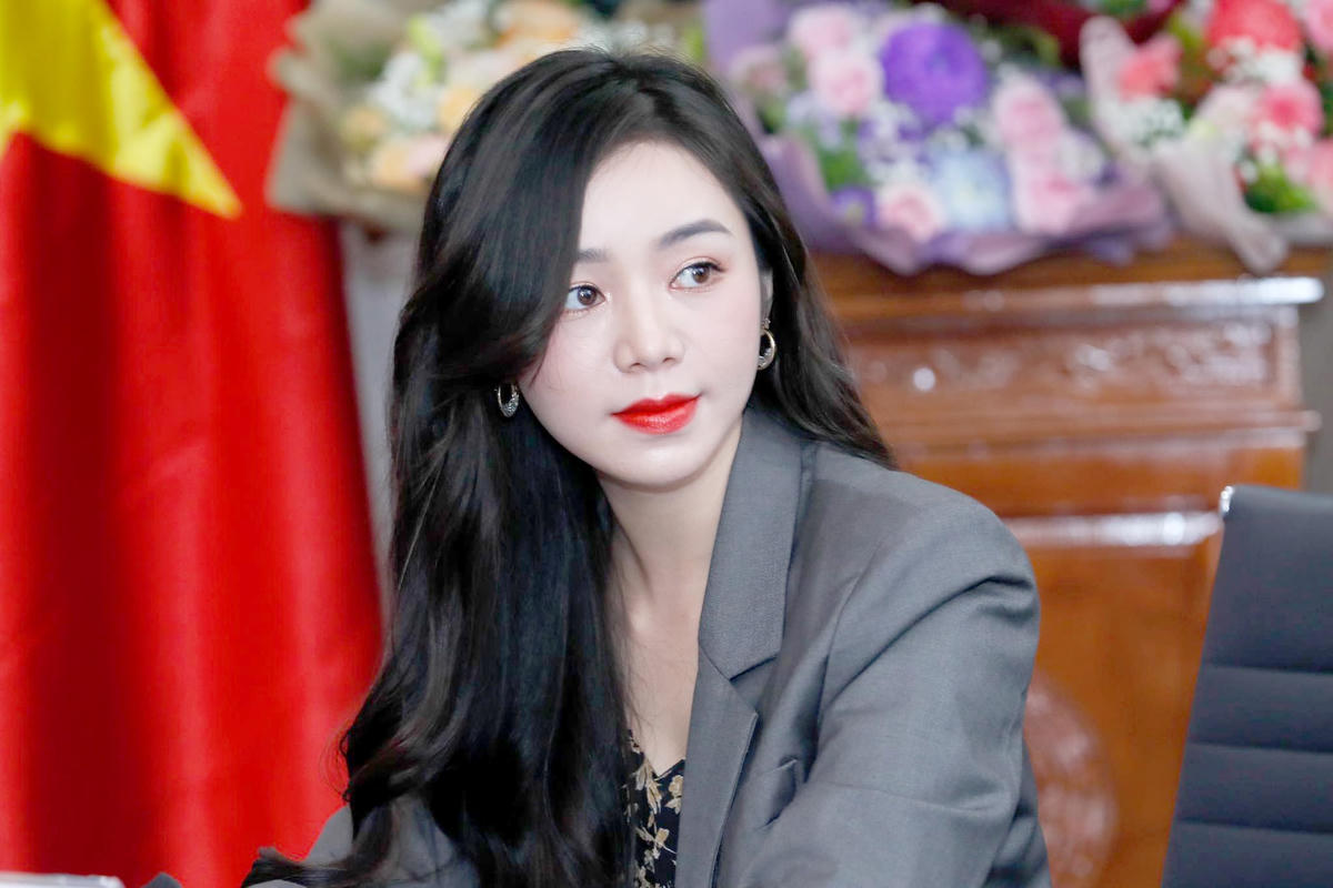 Diễn viên Quỳnh Kool trong vai trò MC của Tọa đàm trực tuyến 'Kịch bản nào đón Tết giữa mùa dịch?'.