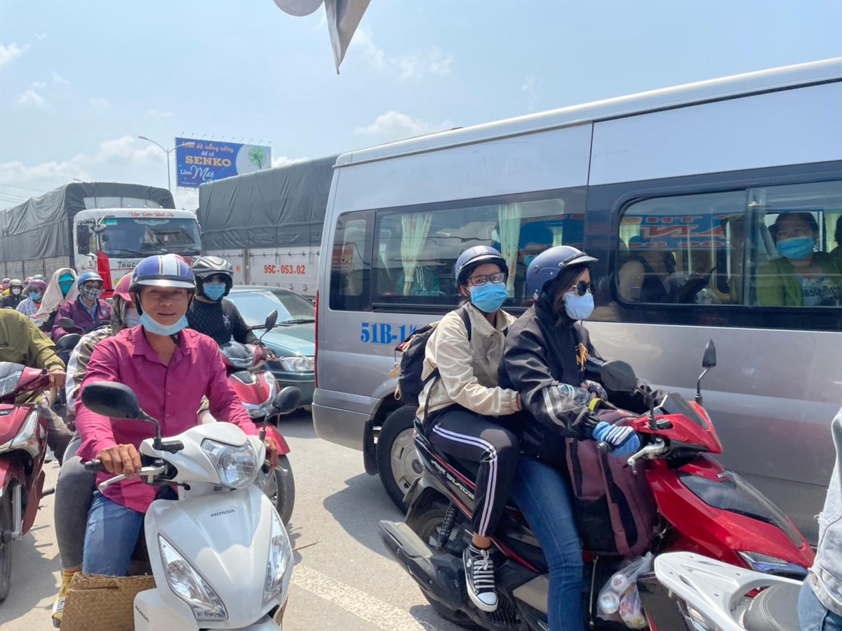 Người đi xe  ô tô, xe 2 bánh qua địa bàn TP HCM phải khai báo y tế bắt buộc. Ảnh: TL.