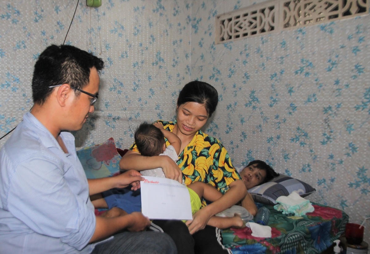 Đại diện VP báo Đại Đoàn Kết trao tiền của bạn đọc ủng hộ cho gia đình anh Tú.