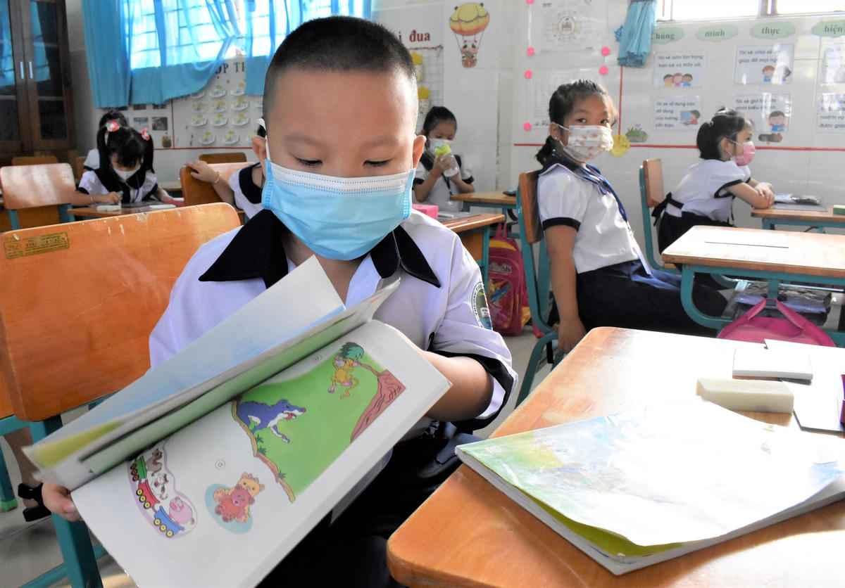 Các em cũng được làm quen với sách vở, bảng, học trực tiếp sau một thời gian dài.