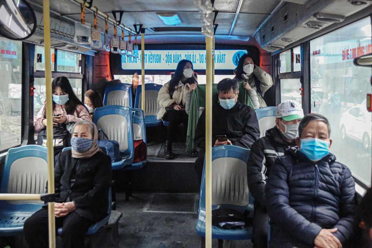 Chị Nguyễn Tường Vy, thường trú tại Thanh Xuân, Hà Nội cho biết: “Trước đây, tôi thường sử dụng xe buýt để đi làm. Nhưng thời gian vừa qua, xe buýt chỉ được phép chạy 50% công suất do phải chờ rất lâu mới có xe buýt nên tôi đổi sang sử dụng xe máy. Nhưng hôm nay, xe buýt được hoạt động hết 100% công suất tôi liền quay lại đi xe buýt".